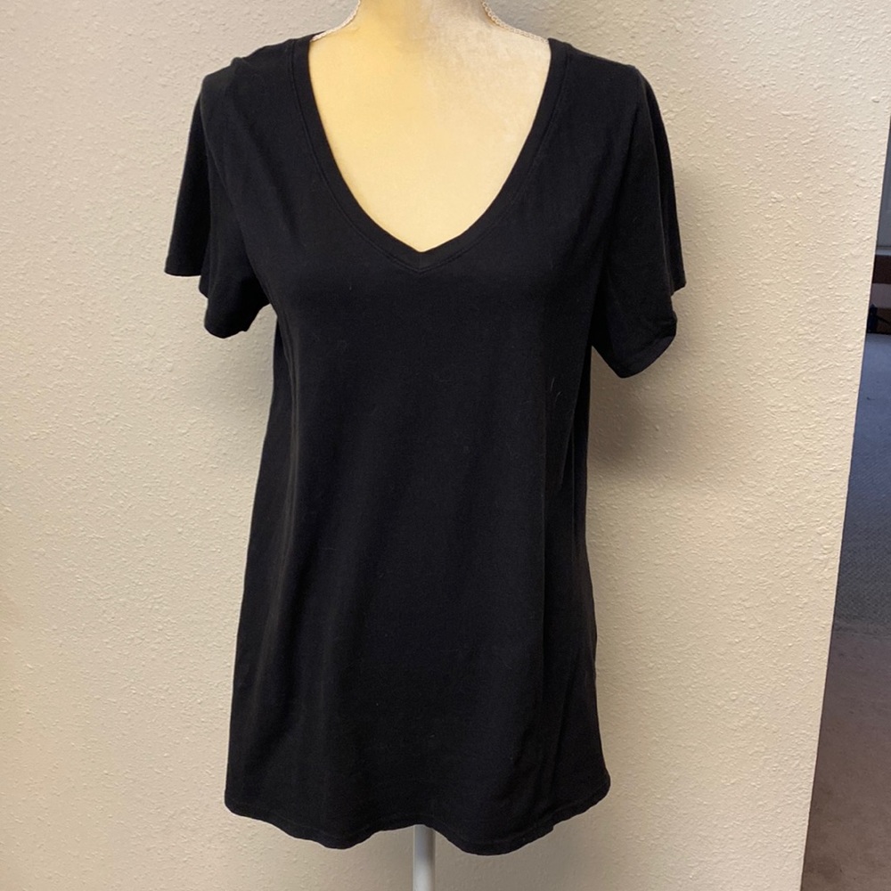 5 for $20 💋 Black v-neck t-shirt from LuLaRoe